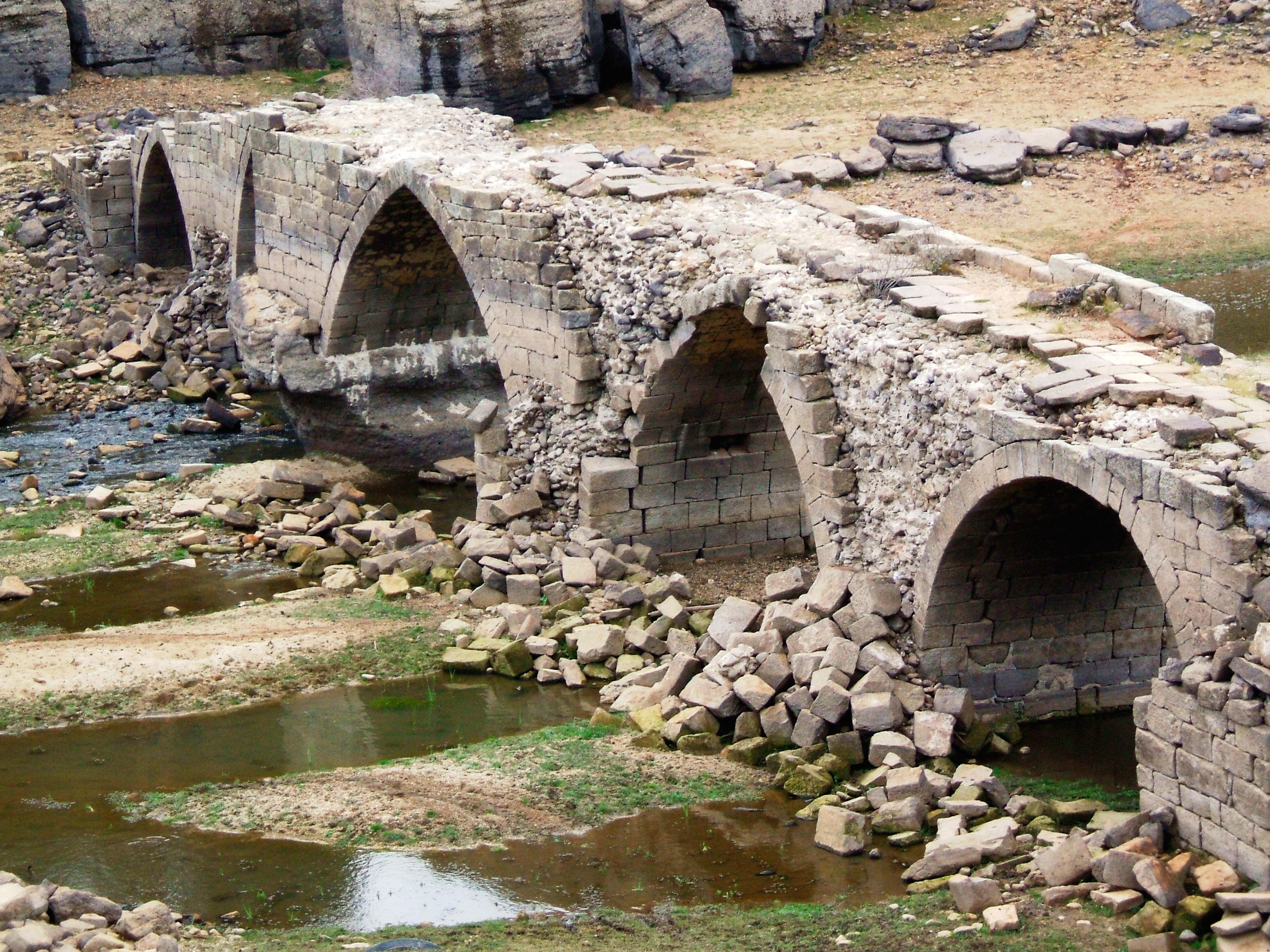 Vinuesa, embalse seco - Soria 002.jpg