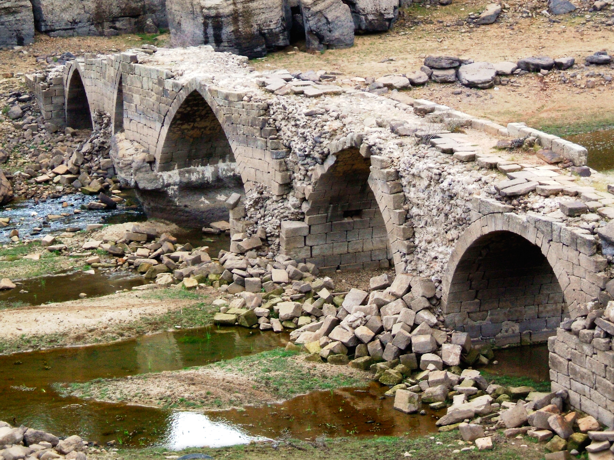 Vinuesa, embalse seco - Soria 002.jpg