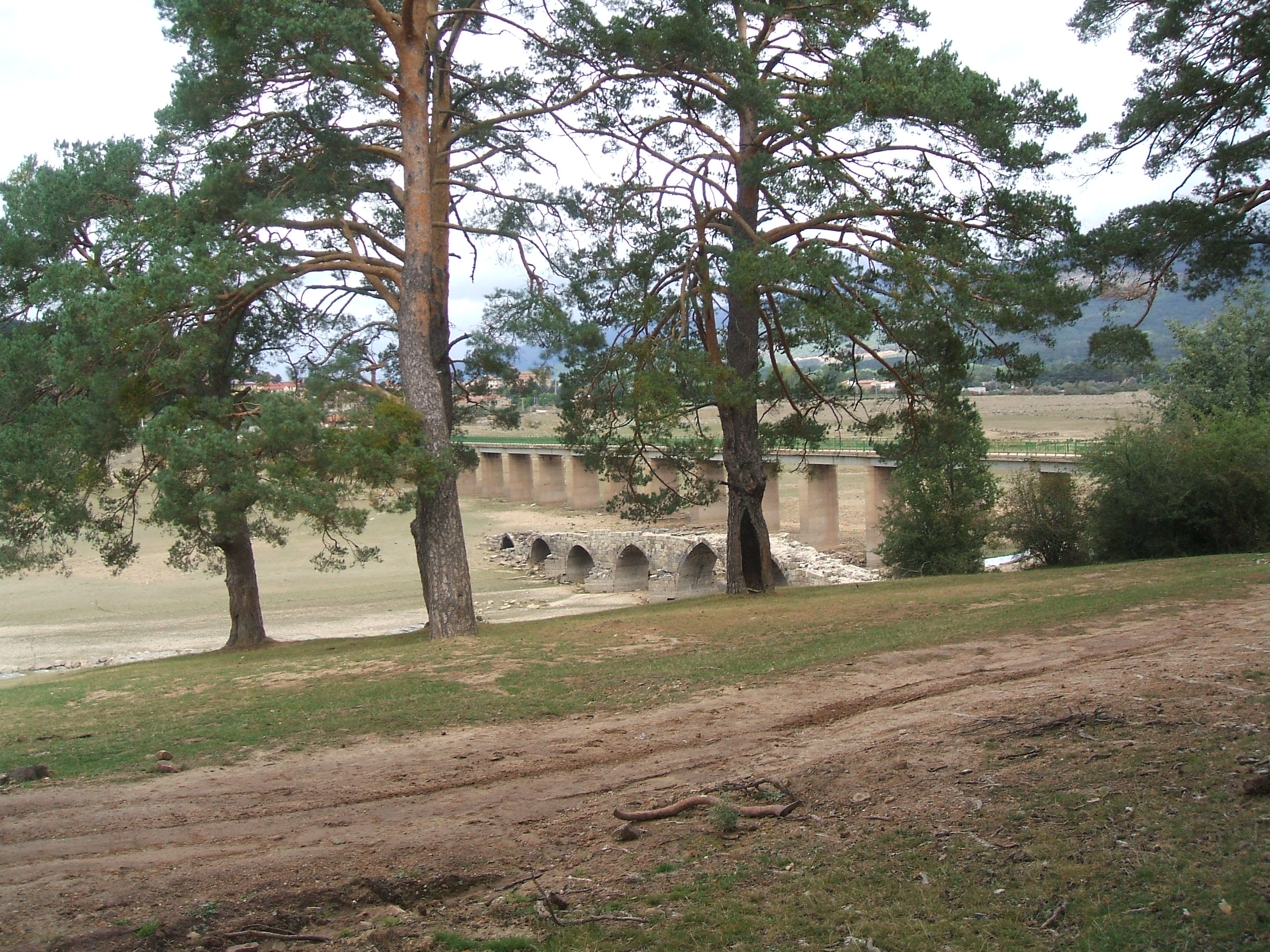 Vinuesa, embalse seco - Soria 007.jpg