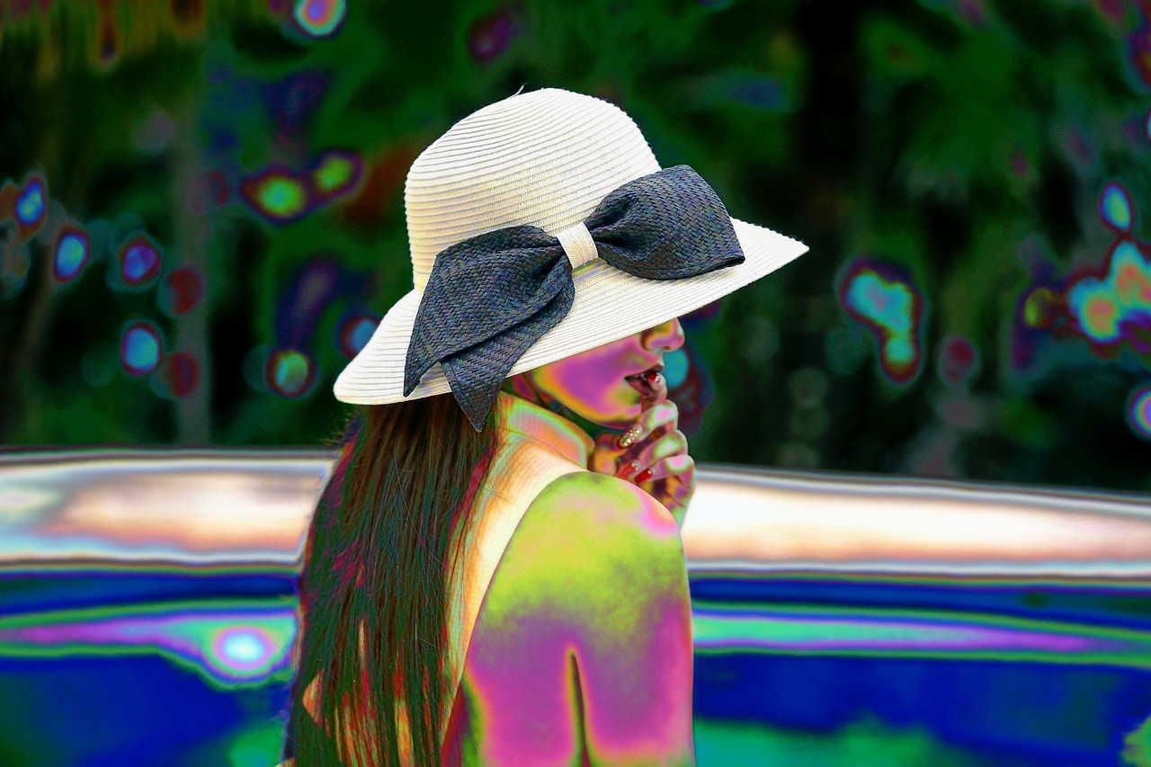 woman-2432575_DN_FunnyCurves_18N.jpg