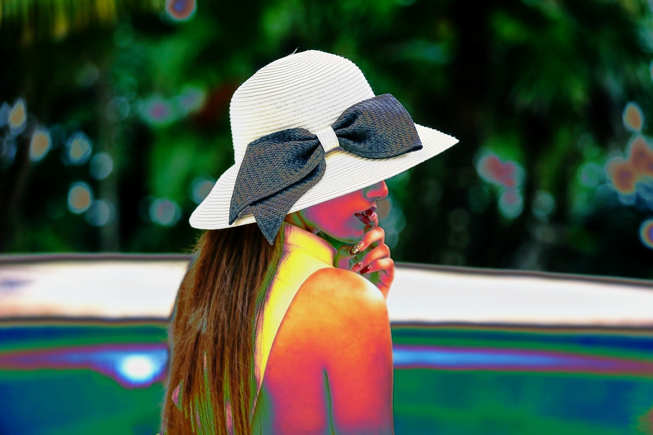woman-2432575_DN_FunnyCurves_10N.jpg